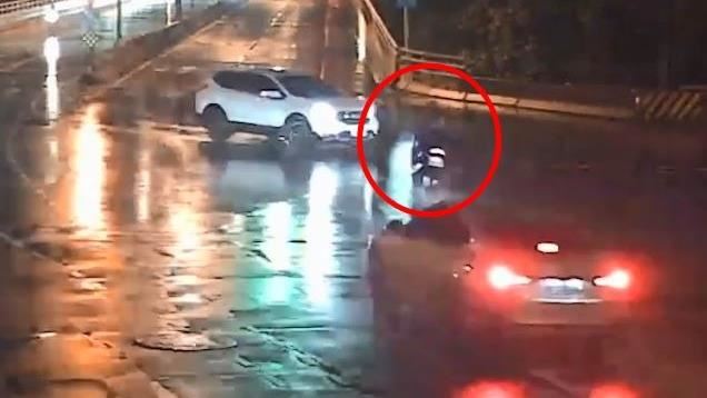 林姓職業軍人騎機車與一輛休旅車發生碰撞，林男頭部重創不治。（圖／翻攝畫面）