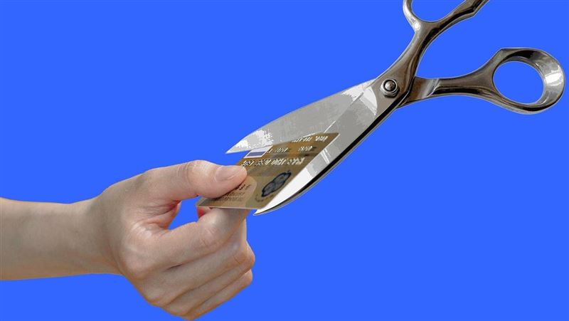 退休若仍背負房貸、信用卡或醫療債務，將大幅壓縮有限的退休金與生活費。若再遇上長照需求，每月開銷動輒3至5萬元，財務壓力恐瞬間放大。專家提醒，應及早清理高利率債務、妥善規劃收入來源，才能在黃金歲月中真正享受安穩生活。（示意圖／PIXABAY）