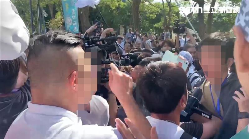 小草在愛國西路等候柯文哲時險些釀成鬥毆衝突。（圖／翻攝畫面）