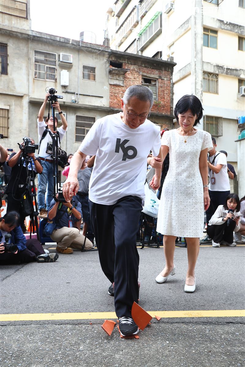 柯文哲交保奔新竹老家「左腳」破瓦片直進家門 柯文哲回新竹老家跨火爐、踩紅磚。(圖/翻攝畫面)