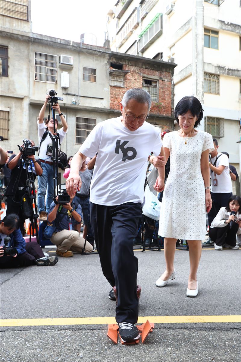 柯文哲交保後直奔新竹老家，與母親何瑞英見面，家人準備火爐和瓦片去霉氣。（圖／翻攝畫面）