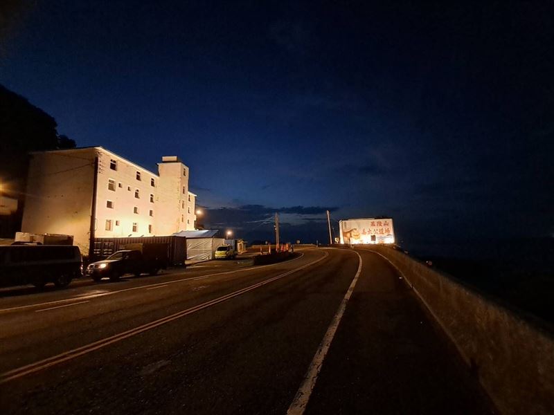 剛成立的基隆山姜太公道場鄰近陰陽海位於濱海公路旁，夜間燈光閃亮，成為北海岸新地標。（圖／姜太公道場提供）