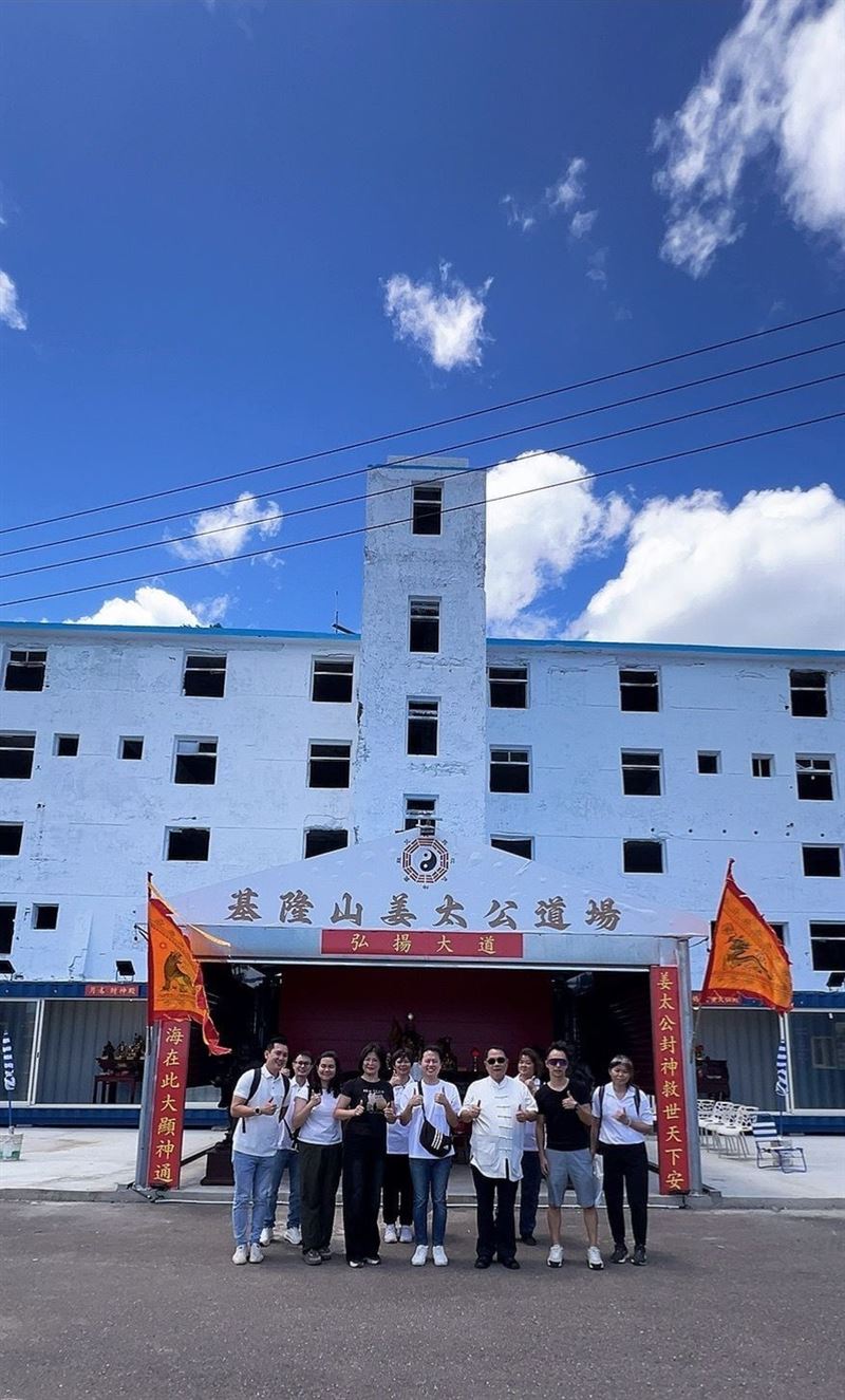 姜太公道場以七星燈聞名海內外，來自新加坡及香港的信眾亦特地組團至基隆分道場參拜。（圖／姜太公道場提供）