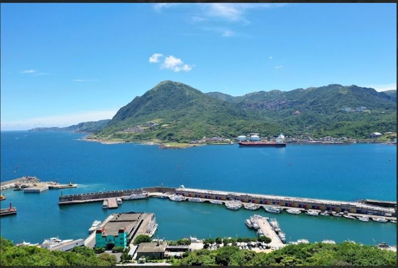 姜太公道場主席羅世新指出，從深澳漁港遠眺，整座基隆山宛如龍龜伏地，道場即設於龍首之處，形成全台唯一的「龍龜寶穴」大地理格局。（圖／姜太公道場提供）