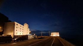 剛成立的基隆山姜太公道場鄰近陰陽海位於濱海公路旁，夜間燈光閃亮，成為北海岸新地標。（圖／姜太公道場提供） 