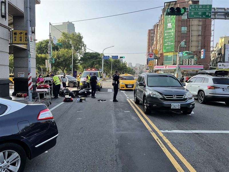 老翁連人帶車被撞飛，送醫後宣告不治。圖：讀者提供