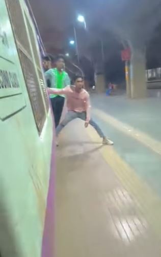 印度一位少年玩危險特技，全身懸在高速行駛的火車外。（圖／翻攝自當事人IG）
