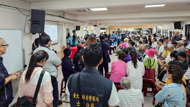 台北市政府今日舉行首場社子島區段徵收會議，民眾分自救會、促進會各自表達反對及支持立場。（圖／台北市政府提供）