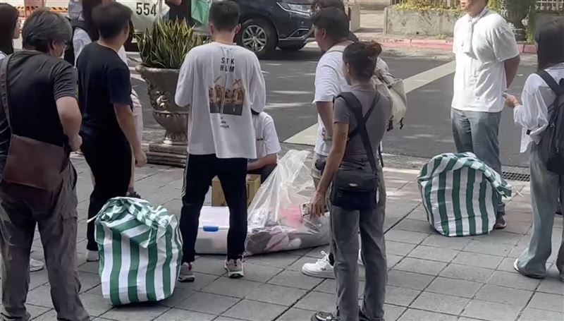 柯文哲在看守所裡2大袋和私人物品，2大綠條紋袋裡裝的都是書。（圖／翻攝畫面）