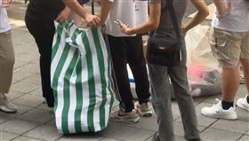 ▲柯文哲在看守所裡2大袋和私人物品，2大綠條紋袋裡裝的都是書。（圖／翻攝畫面）

