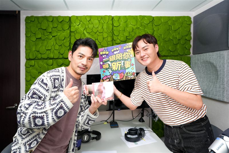 《一銀陪你聊「新」事》主持人阿KEN（左）、與臺語金曲歌王許富凱（右）以音樂與對話傳遞人生百態與文化永續。（圖/Sound On提供）