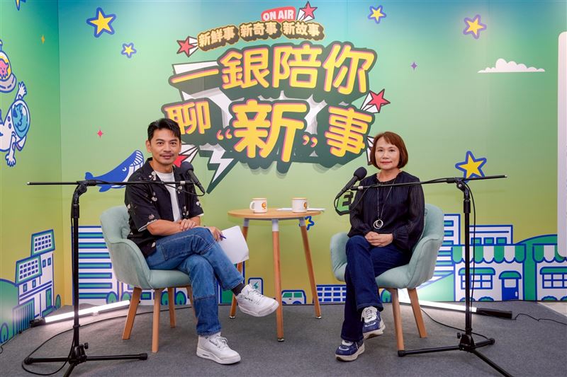 Live Podcast現場，阿KEN（左）與長榮交響樂團指揮莊文貞老師（右）合影。（圖/Sound On提供）