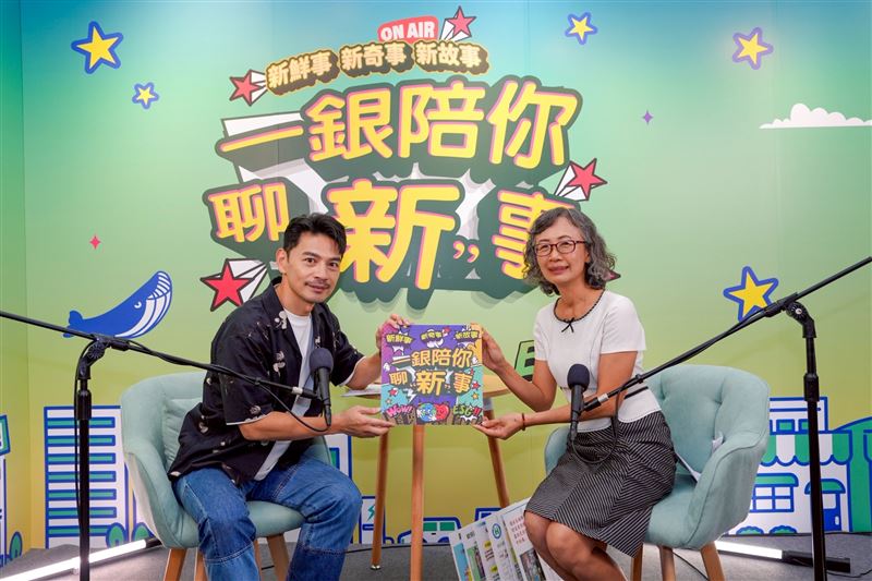 《一銀陪你聊「新」事》Live Podcast，阿KEN（左）與健保署林純美組長（右）合影。（圖/Sound On提供）