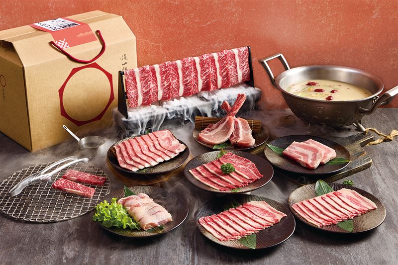 《不能只有肉・中秋限定雙饗箱》內含「這一鍋」招牌湯磚、神仙牛肉100g，以及「燒肉同話」六大人氣肉品——厚切豬五花、特選板腱牛、去骨雞腿肉等。（圖／品牌業者提供）