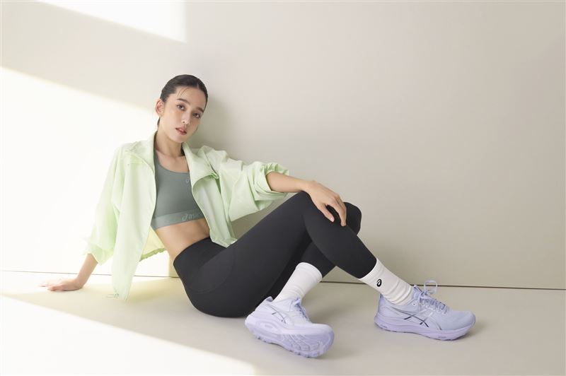 ASICS持續研發女性專業運動服飾系列，並邀品牌形象大使陳庭妮拍攝全新形象影片，鼓勵女性透過運動找到自信與平衡。（圖／品牌業者提供）