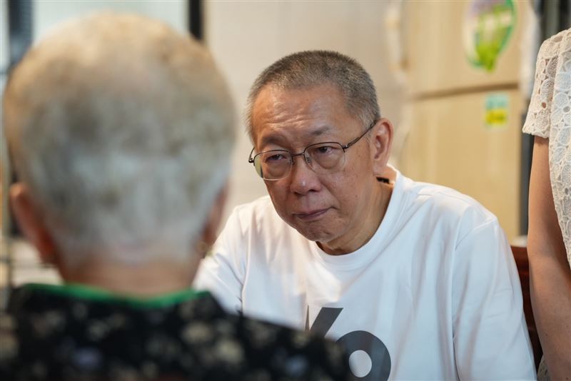 柯文哲與柯媽互動，表情有幾分凝重。（圖／民眾黨提供）