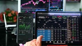 宏旭-KY（2243）因第2季財報顯示每股淨值低於票面，證交所公告自9月9日起暫停融資融券交易；公司主業為汽車鈑金模具，隸屬汽車工業。（示意圖／PIXABAY）