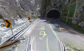 中橫驚傳墜谷！男趴懸崖邊坡全身發黑（圖／google)