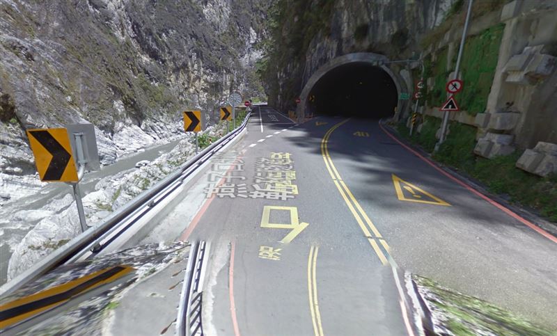 工人在靳珩隧道東口下方邊坡處發現一具男性遺體倒臥崖下，全身發黑。（圖／google)