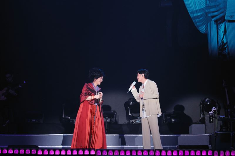 青峰（右）將齊豫（左）視為偶像，兩人彼此相惜、相互支撐。（圖／哈里坤的狂歡提供）