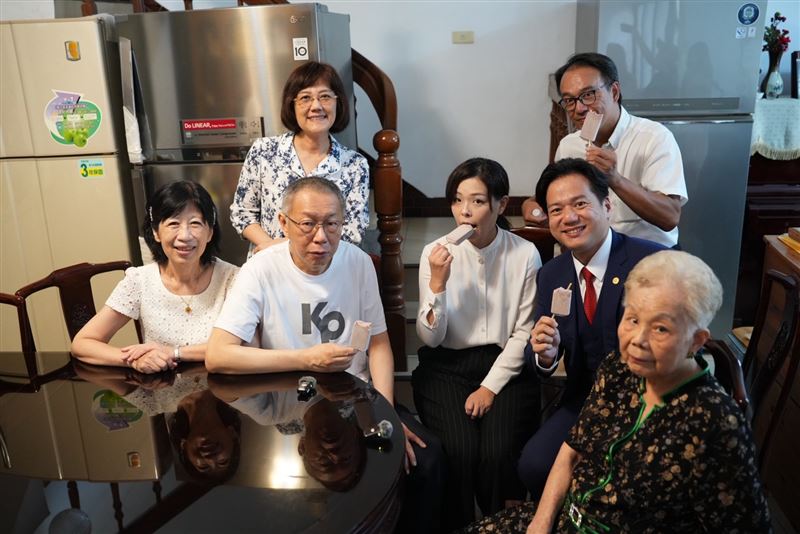 柯文哲交保後直奔探視柯媽。（圖／民眾黨提供）