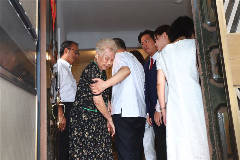 柯文哲原訂明（8日）祭拜柯爸，礙於柯媽聽友人建議「農曆七月」不宜祭拜，因此取消明天祭拜柯爸的行程。（圖／翻攝畫面）