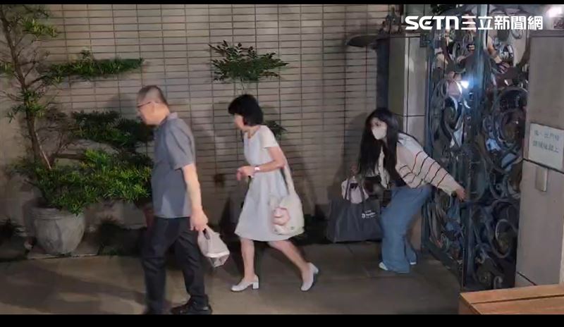 他匆匆下車後打開家門後回家並無回應，神色從容快速步入家門。（圖／翻攝畫面）