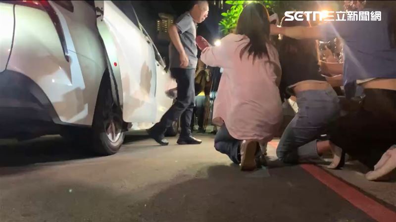 柯文哲交保後趕赴新竹探視母親後返回台北住家，人還沒到早有媒體跟支持者在家門外守候他。（圖／翻攝畫面）