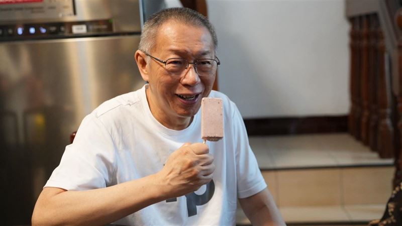 柯文哲返回新竹老家後，第一口吃的是「814冰棒」。（圖／民眾黨提供）
