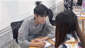 F.F.O彥旭與粉絲近距離對視讓人好害羞。（圖／So-net提供）