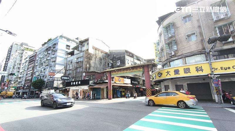 清原熄燈後改開手機配件店,興南夜市「景新街」出口一帶宣告所有「有座位飲料店」全部消失。(圖/記者陳韋帆攝影)