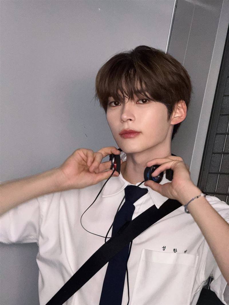 男團ZEROBASEONE（ZB1）24歲成員成韓彬形象清純。（圖／翻攝自ZEROBASEONE IG）