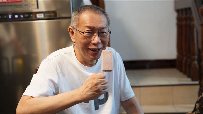 柯文哲（圖）交保出來後，手裡拿著冰棒享受天倫時光。（圖／民眾黨提供）