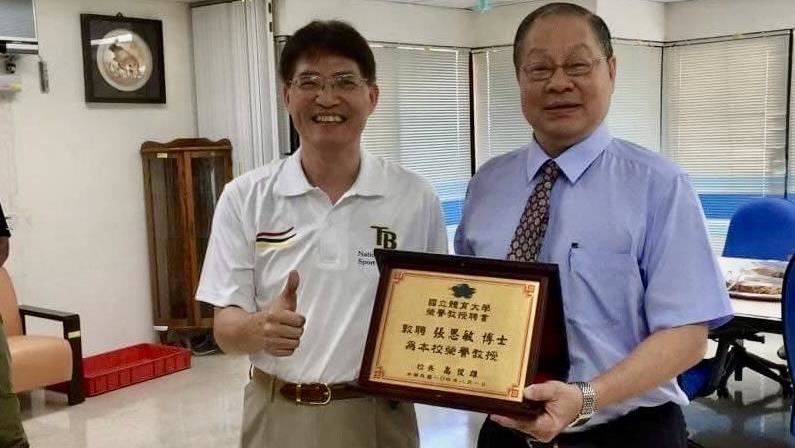 張思敏（右）是國體大榮譽教授，也曾擔任過副校長職位，退休後他轉換為橫跨政府部門、教育單位與民間機構的顧問角色。（圖／張思敏提供）