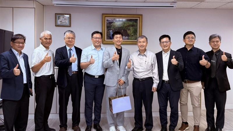 運動部首任部長李洋日前帶領團隊前往教育部拜會。（圖／翻攝自李洋臉書）