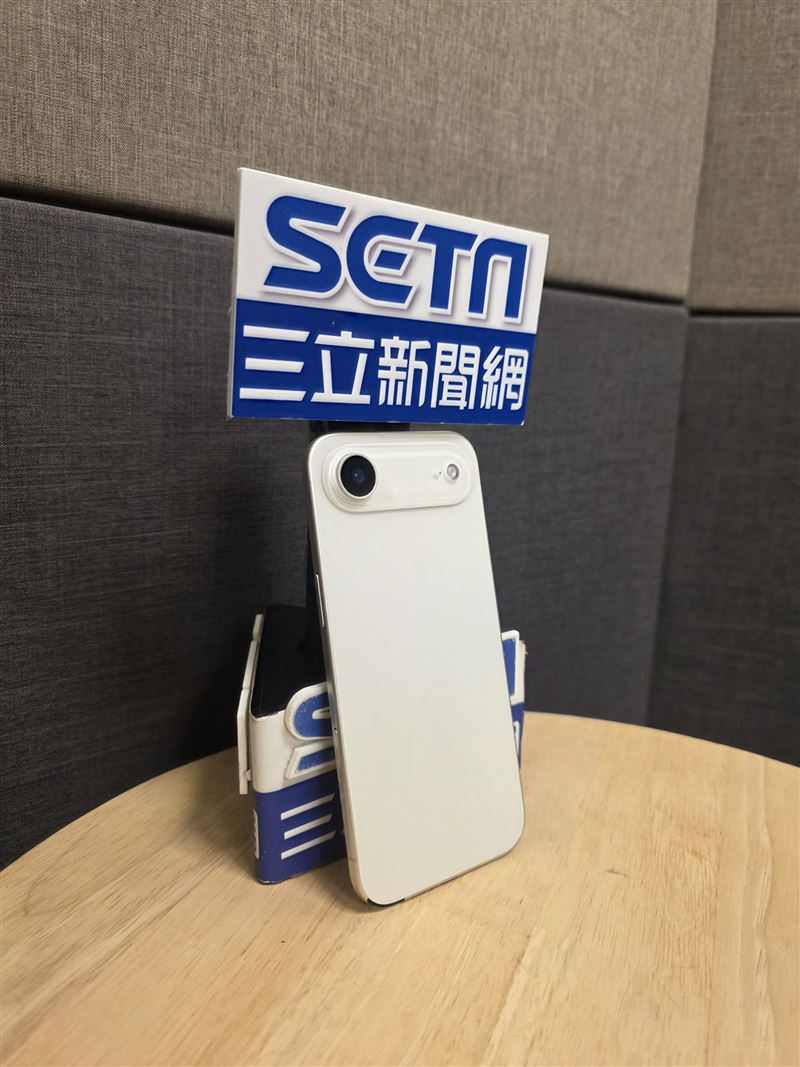 iPhone 17 Air厚度僅5.5毫米，重量僅145克，被視為本次發表會最大亮點。分析師指出，iPhone 17 Air或將掀起新一波換機潮，成為蘋果秋季發表會意外爆點。（圖／記者李宜樺攝影）