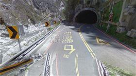 中橫驚傳墜谷！男趴懸崖邊坡全身發黑（圖／google)