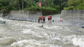 ▲宜蘭三星安農溪泛舟翻覆8人落水 1人失去生命徵象。（圖／翻攝畫面）