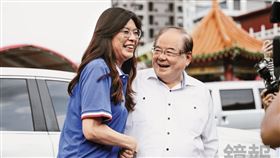 鄭麗文（左）搶攻地方派系票源，3日上門爭取挺盧派要角李乾龍（右）相挺。（鏡報鄒保祥）