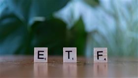 股價短線走勢多有變數，單押風險大，投資人可善用打包一籃子科技股的ETF來捕捉AI長線行情。（示意圖／PEXELS） 