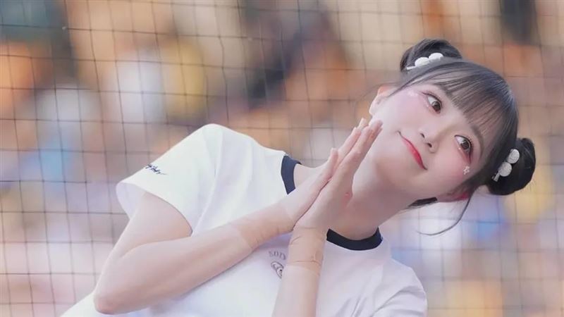 邊荷律突拒絕粉絲贈送零食　羞認關鍵主因