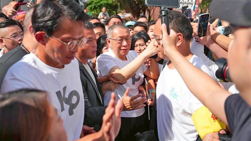 柯文哲交保後，談及羈押禁見遠比坐牢艱苦，自嘲在獄中被視為「朝廷欽差要犯」。（圖／翻攝自柯文哲臉書）