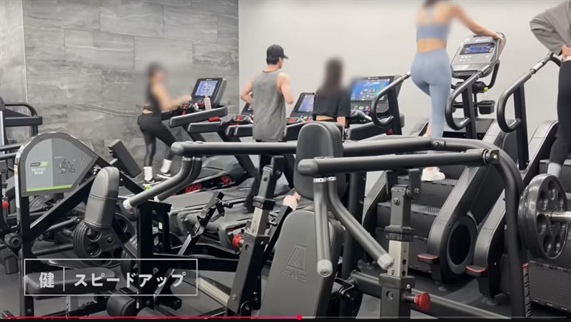 佐藤健在健身房向陌生女子搭話。(圖/翻攝佐藤 健 / Satoh Takeru 畫面)