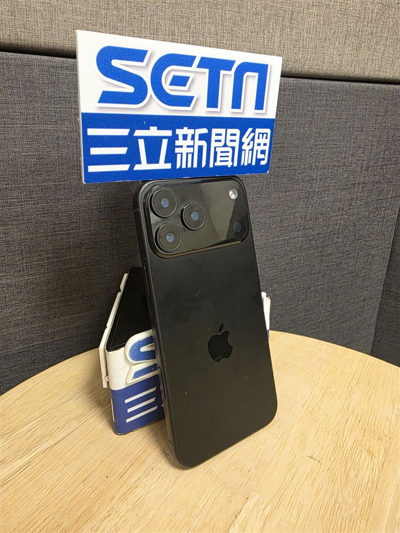 iPhone 17 Pro Max搭載更強大的A19 Pro晶片和12GB記憶體，提供頂級效能。 （圖／記者李宜樺攝影）