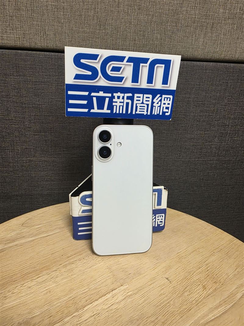 iPhone 17升級120Hz ProMotion螢幕與2400萬畫素前鏡頭。（圖／記者李宜樺攝影）