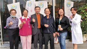 阮蘭婷（右1）與堂妹阮馨嬅（右2）原本關係不錯，如今卻撕破臉。（翻攝博田醫院臉書）