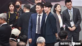 運動部正式揭牌，首任部長李洋和好友林郁婷合影。（圖／記者劉彥池攝影）