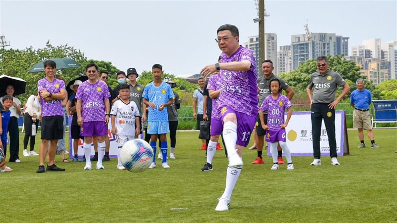 串連挺運動部　官員們使出「運動強項」