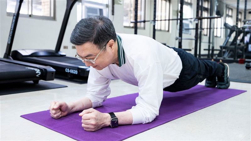 運動部成立　卓榮泰秀瑜珈邀國人動起來