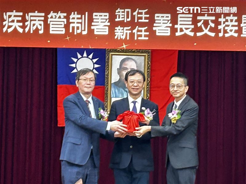 羅一鈞（右）新任疾管署長。（圖／記者簡浩正攝影）